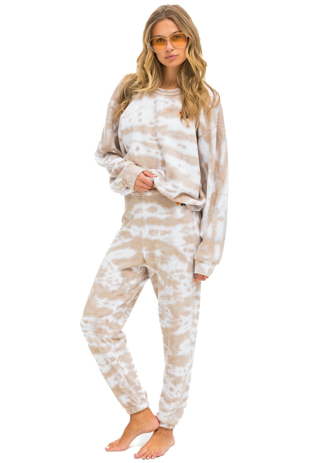 HAND DYED RELAXED CREW SWEATSHIRT - TIE DYE SAND - Image 10